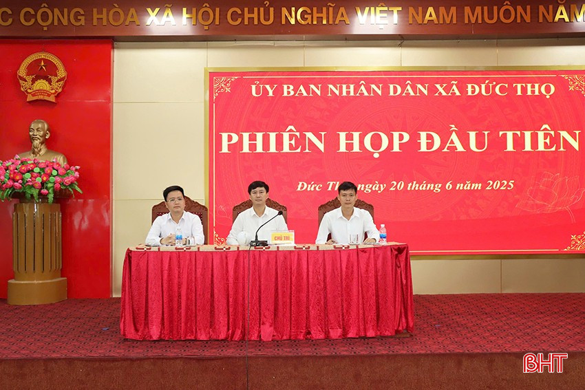 Ông Bùi Ngọc Nhật - Chủ tịch Ủy ban MTTQ huyện Đức Thọ, thành viên Tổ công tác trực tiếp tổ chức vận hành thử nghiệm xã Đức Thọ (người ngồi giữa) vận hành thử nghiệm phiên họp UBND xã mới. bqbht_br_3.jpg
