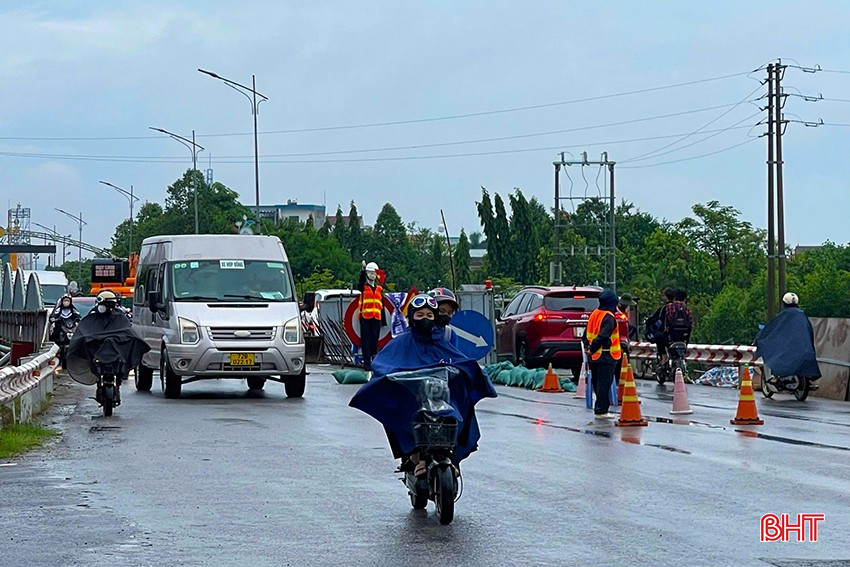 Quá trình thi công cầu Trí trên tuyến quốc lộ 1 qua TX Kỳ Anh có thời điểm còn gây ùn ứ giao thông. tắc đường 3.jpg