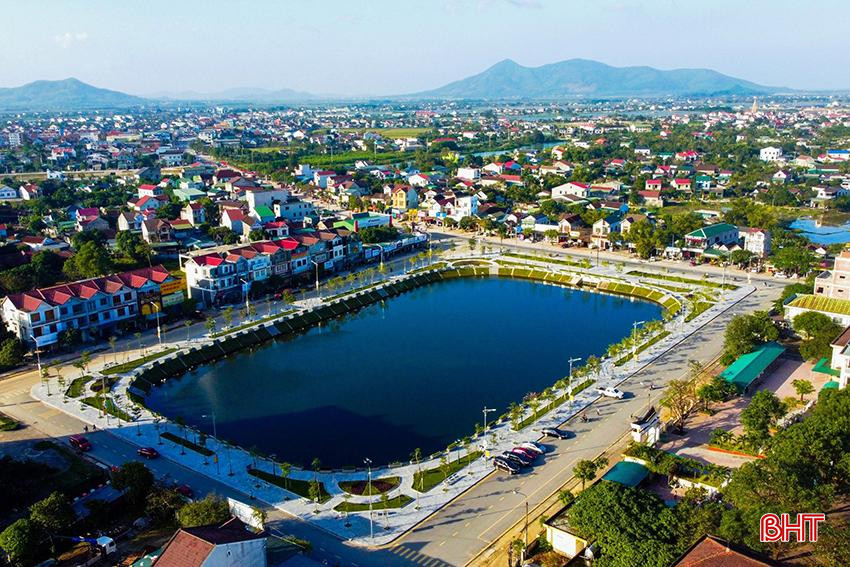 Một góc trung tâm thị xã Kỳ Anh. Công trình Hồ Thuỷ Sơn trở thành công trình đô thị điểm nhấn ở TX Kỳ Anh.jpg