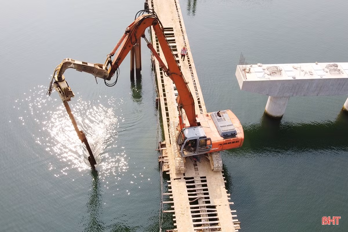 Cầu Hốp Chuối được thiết kế với 5 nhịp chiều dài 178m, rộng 7m. Anh Nguyễn Đình Anh - Chỉ huy trưởng của Công ty TNHH Xây dựng và Thương mại Hoàng Ngọc cho biết: "Nhờ nỗ lực thi công nên tới thời điểm này, dự án đã đạt 75% khối lượng. Cụ thể, đã thi công được 25/30 dầm, hoàn thiện thi công mố M1 và các trụ T1, T2, T3. Ngoài ra, đơn vị cũng đã thi công đường hai đầu cầu đạt 70% khối lượng, với chiều dài 2/2,7km).