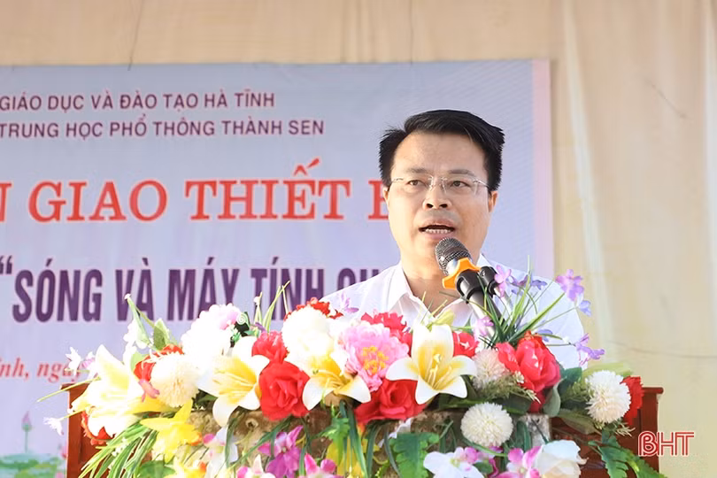 Trao 17 máy tính bảng cho học sinh Trường THPT Thành Sen