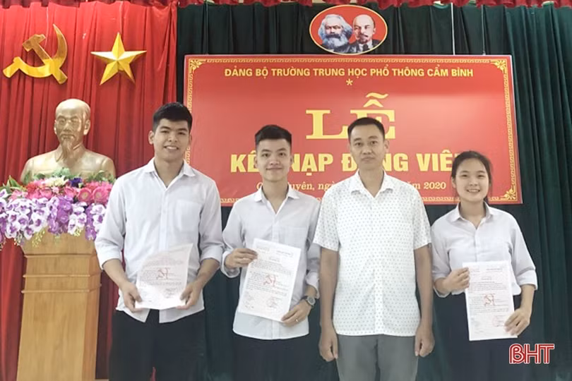 Nghị lực vượt khó của hai chị em sinh viên nghèo học giỏi