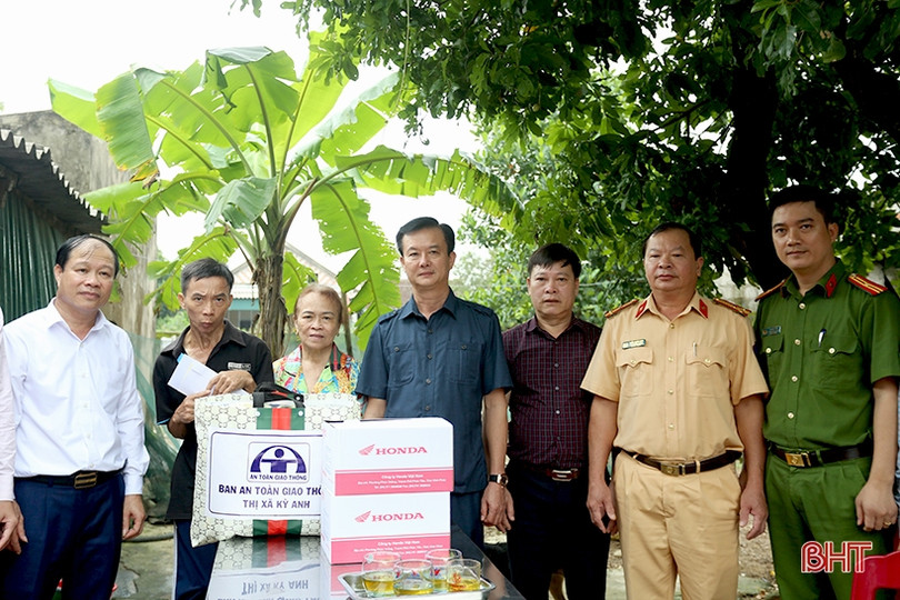 Lãnh đạo tỉnh thăm hỏi gia đình nạn nhân tai nạn giao thông