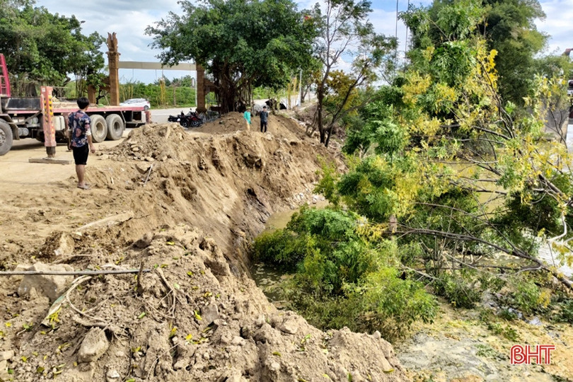 Sớm khắc phục sạt lở bờ sông phía ngoài cống Trung Lương