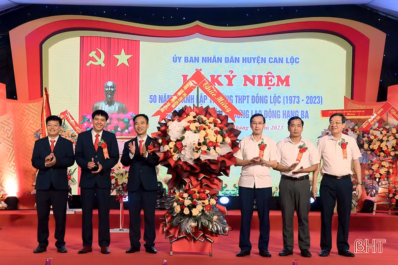 Trường THPT Đồng Lộc đón nhận Huân chương Lao động hạng Ba