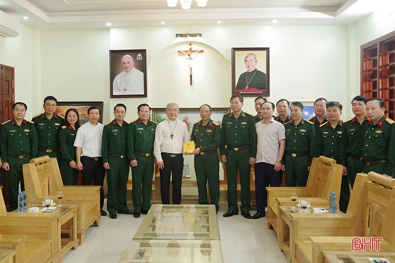 Bộ Tư lệnh Quân khu 4 thăm Tòa Giám mục Giáo phận Hà Tĩnh