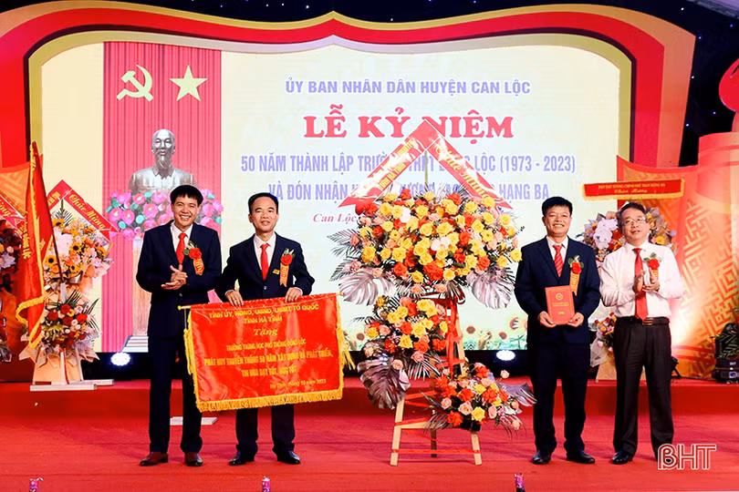 Trường THPT Đồng Lộc đón nhận Huân chương Lao động hạng Ba