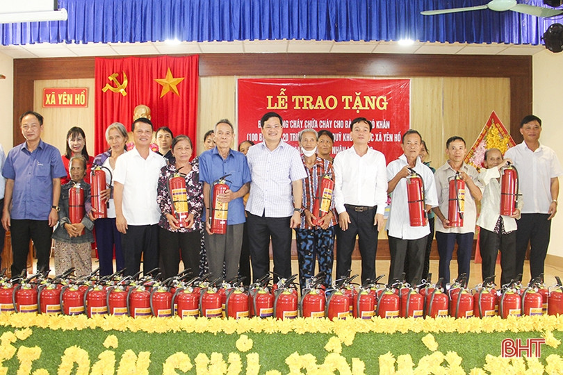 Câu lạc bộ Doanh nhân Lam Hồng tặng quà cho các hộ nghèo ở Đức Thọ