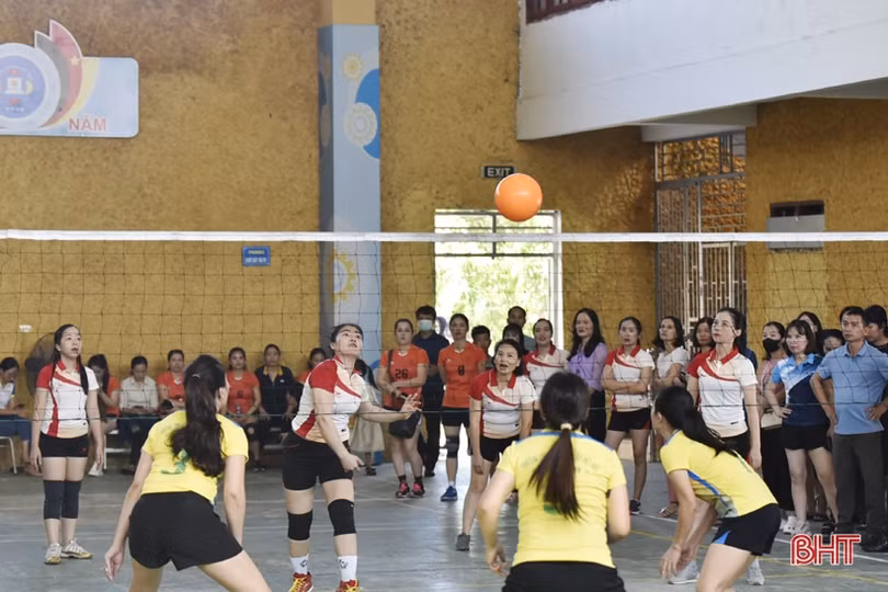 9 đội tranh tài bóng chuyền Khối thi đua các trường đại học, cao đẳng