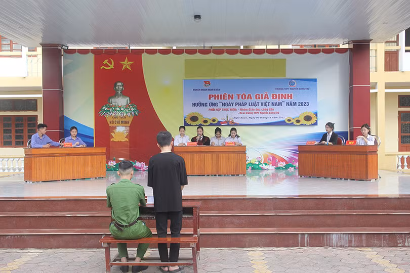 Học sinh Hà Tĩnh hào hứng với phiên tòa giả định