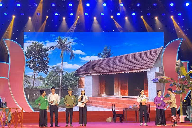 Đội thi Hà Tĩnh trong phần thể hiện tiểu phẩm "Tình đất, tình người".