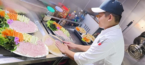 Đầu bếp trẻ khát khao mang ẩm thực 5* tới thuyền viên viễn dương