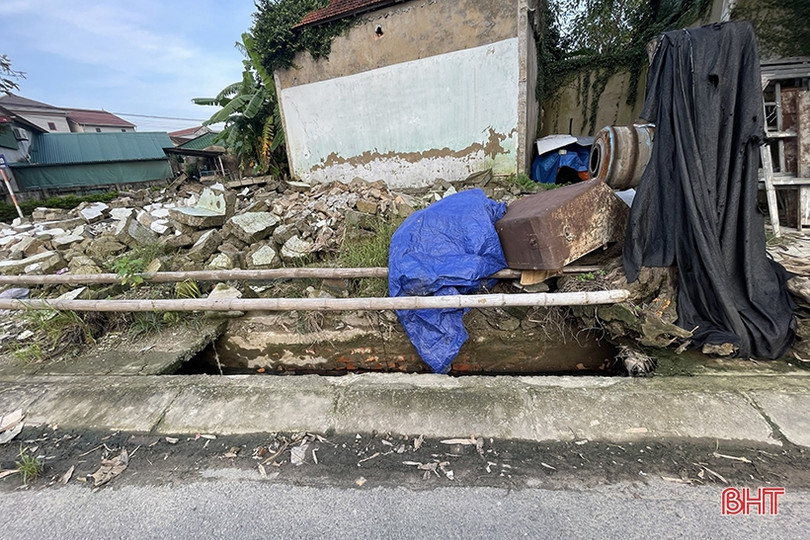 Nguy hiểm rình rập trên tuyến đường mất nhiều nắp mương thoát nước