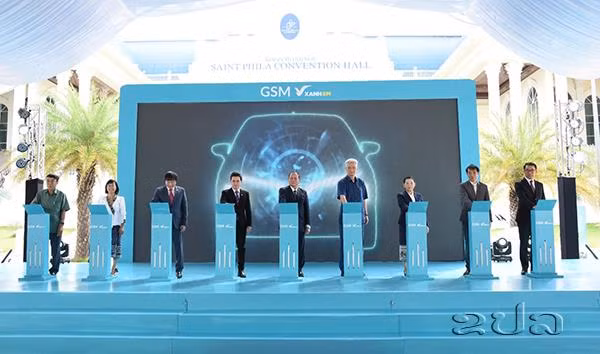 VinFast khai trương dịch vụ taxi Xanh SM tại Lào