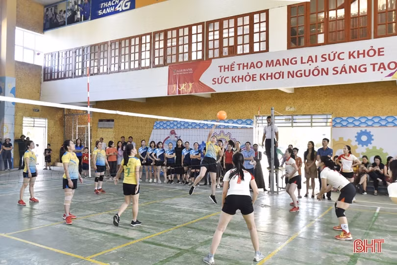 9 đội tranh tài bóng chuyền Khối thi đua các trường đại học, cao đẳng
