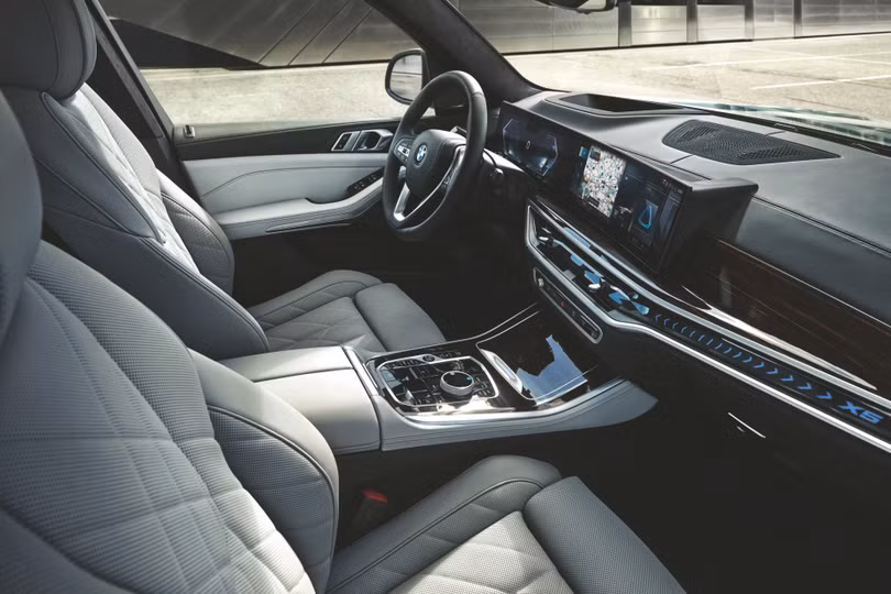 Bộ đôi BMW XM và X5 mới ra mắt thị trường Việt Nam