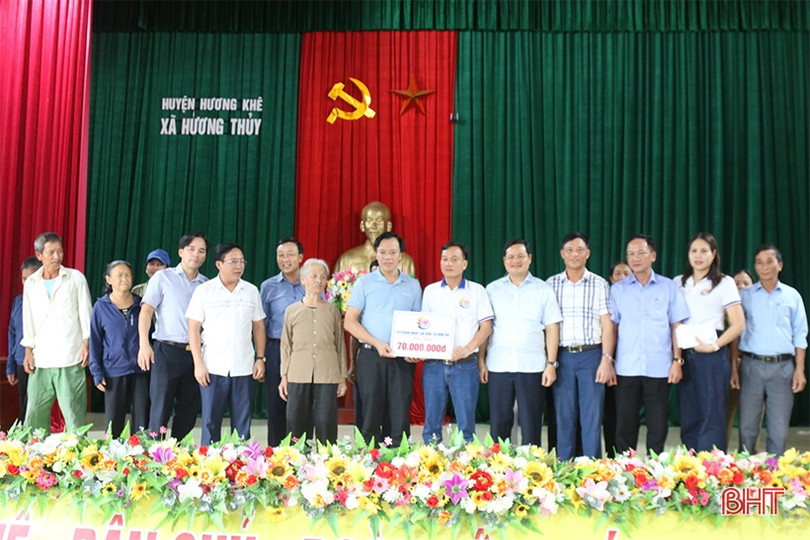 CLB Doanh nhân Lam Hồng trao hỗ trợ hộ dân khó khăn ở Hương Khê
