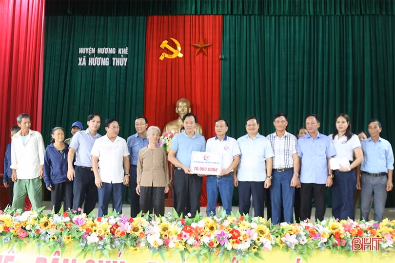 CLB Doanh nhân Lam Hồng trao hỗ trợ hộ dân khó khăn ở Hương Khê