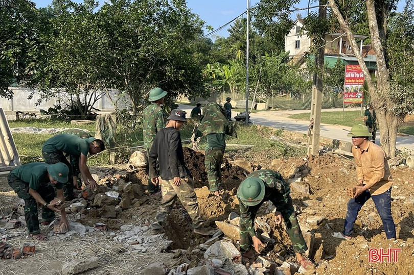 Trung đoàn 841 giúp đỡ bà con khắc phục hậu quả lũ lụt