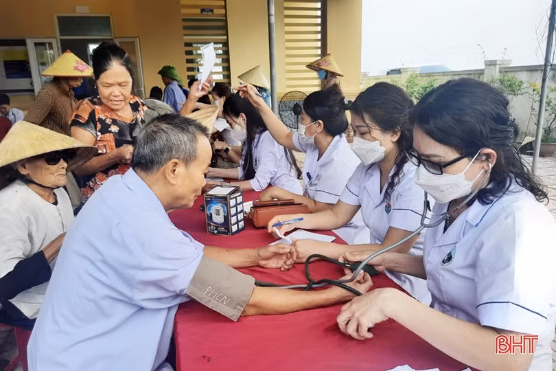 Hơn 500 người dân Lộc Hà được khám, cấp phát thuốc miễn phí