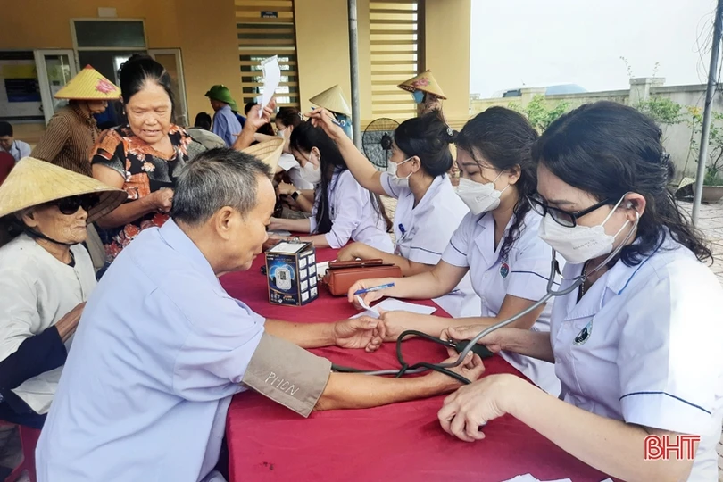 Hơn 500 người dân Lộc Hà được khám, cấp phát thuốc miễn phí