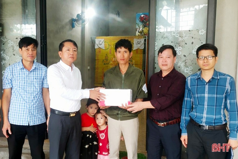 Thăm hỏi, động viên các gia đình nạn nhân bị tai nạn giao thông