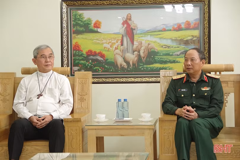 Bộ Tư lệnh Quân khu 4 thăm Tòa Giám mục Giáo phận Hà Tĩnh