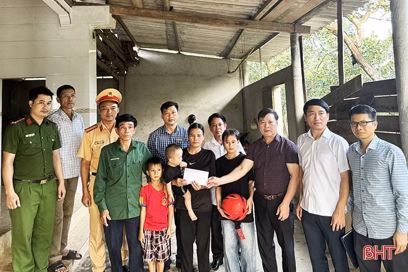 Lãnh đạo tỉnh thăm hỏi gia đình nạn nhân tai nạn giao thông