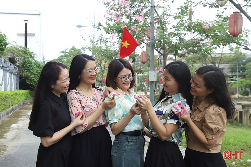 Ngắm sắc hoa mỹ nhân dịu dàng giữa lòng Thành Sen