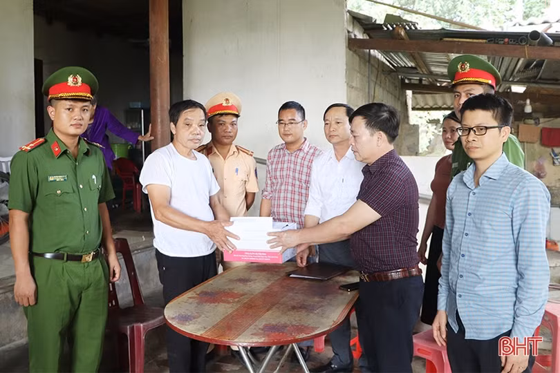 Lãnh đạo tỉnh thăm hỏi gia đình nạn nhân tai nạn giao thông