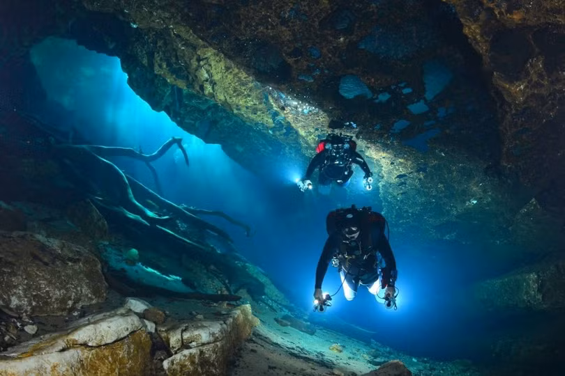 Những trải nghiệm nguy hiểm chết người du khách vẫn muốn thử