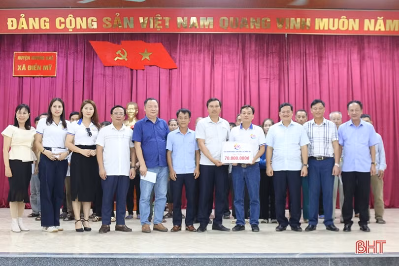 CLB Doanh nhân Lam Hồng trao hỗ trợ hộ dân khó khăn ở Hương Khê