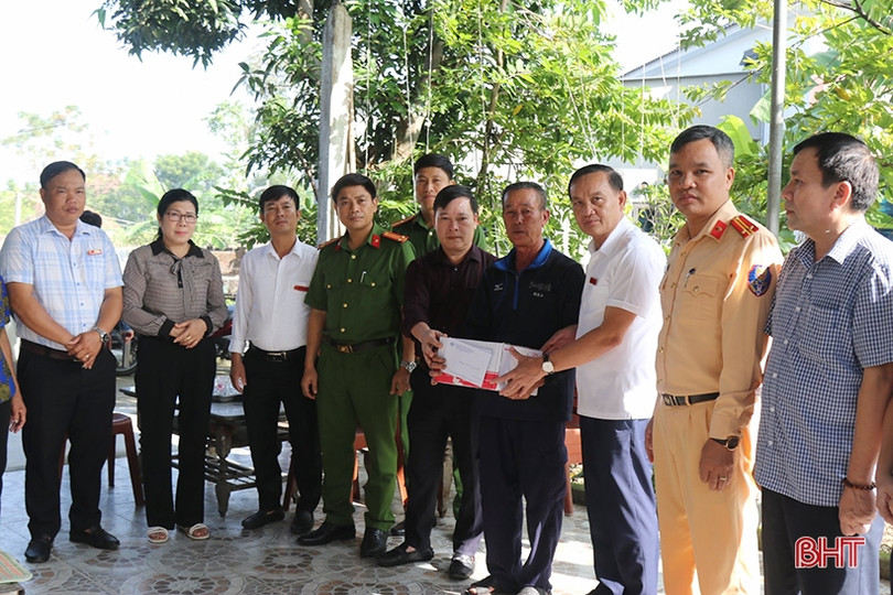 Thăm hỏi, động viên các gia đình nạn nhân bị tai nạn giao thông