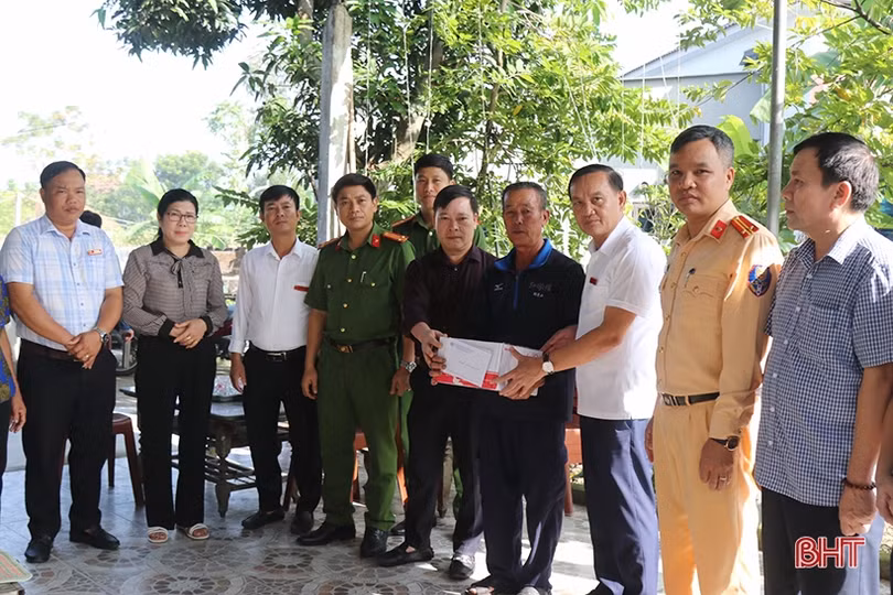 Thăm hỏi, động viên các gia đình nạn nhân bị tai nạn giao thông