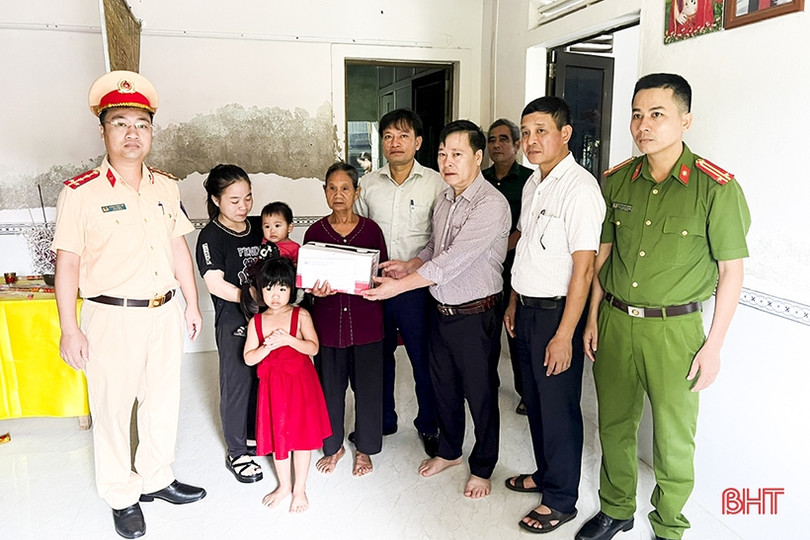 Tiếp tục quan tâm, giúp đỡ gia đình nạn nhân bị tai nạn giao thông