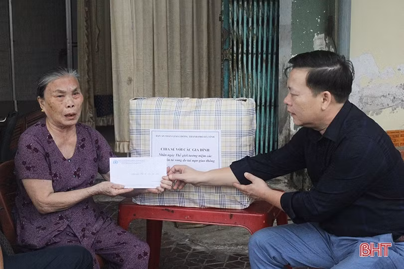 Thăm hỏi các gia đình nạn nhân tai nạn giao thông