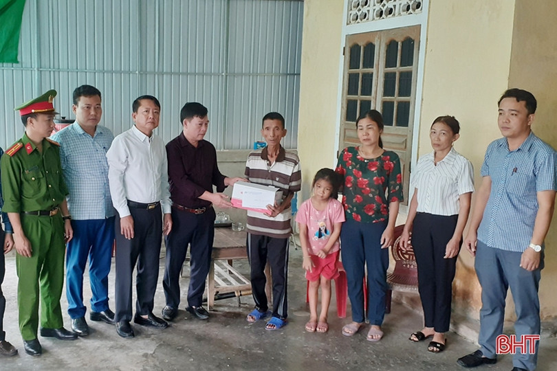 Thăm hỏi, động viên các gia đình nạn nhân bị tai nạn giao thông