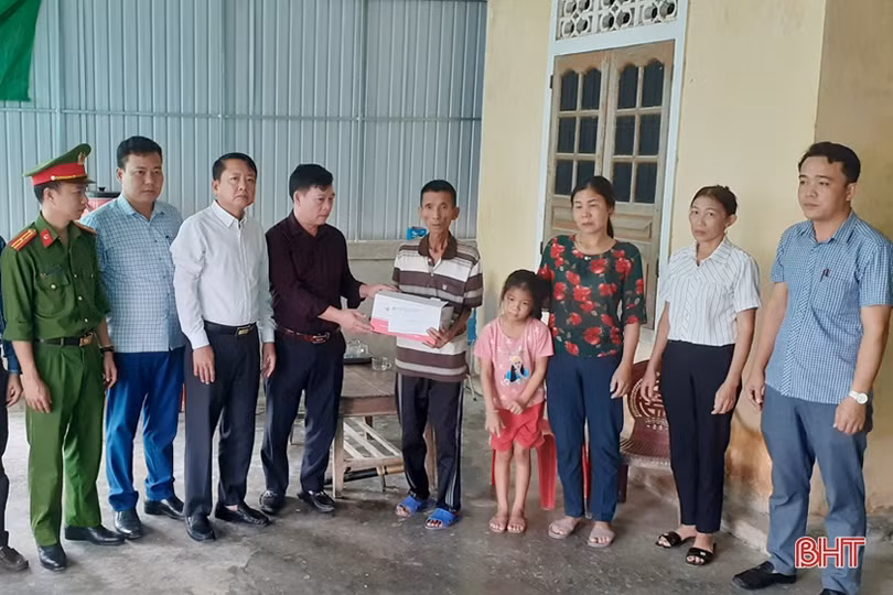 Thăm hỏi, động viên các gia đình nạn nhân bị tai nạn giao thông