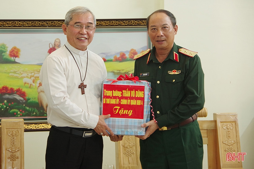 Bộ Tư lệnh Quân khu 4 thăm Tòa Giám mục Giáo phận Hà Tĩnh