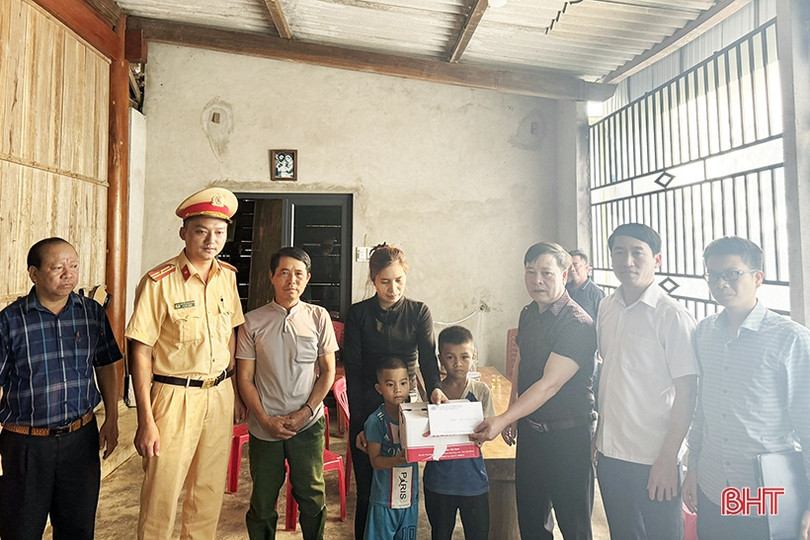Lãnh đạo tỉnh thăm hỏi gia đình nạn nhân tai nạn giao thông