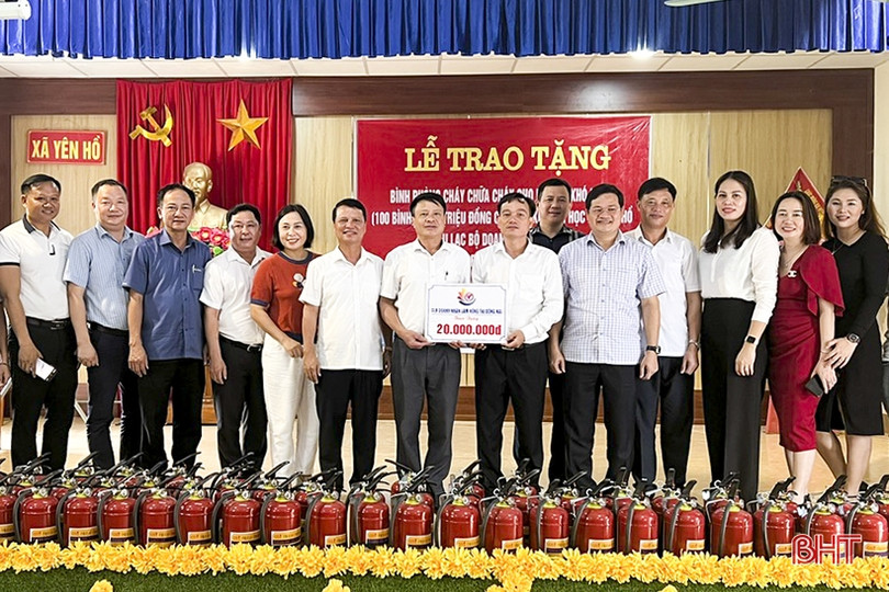 Câu lạc bộ Doanh nhân Lam Hồng tặng quà cho các hộ nghèo ở Đức Thọ