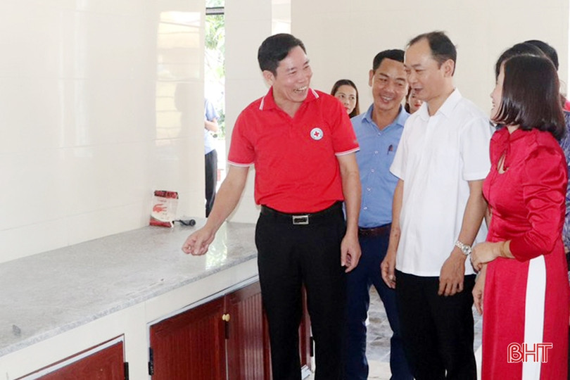 Bàn giao bếp ăn bán trú cho trường mầm non ở huyện miền núi Hà Tĩnh