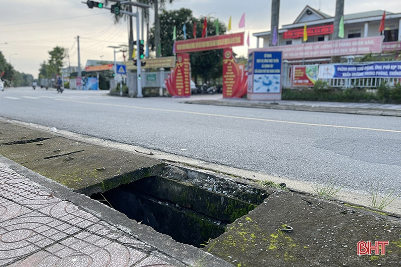 Nguy hiểm rình rập trên tuyến đường mất nhiều nắp mương thoát nước