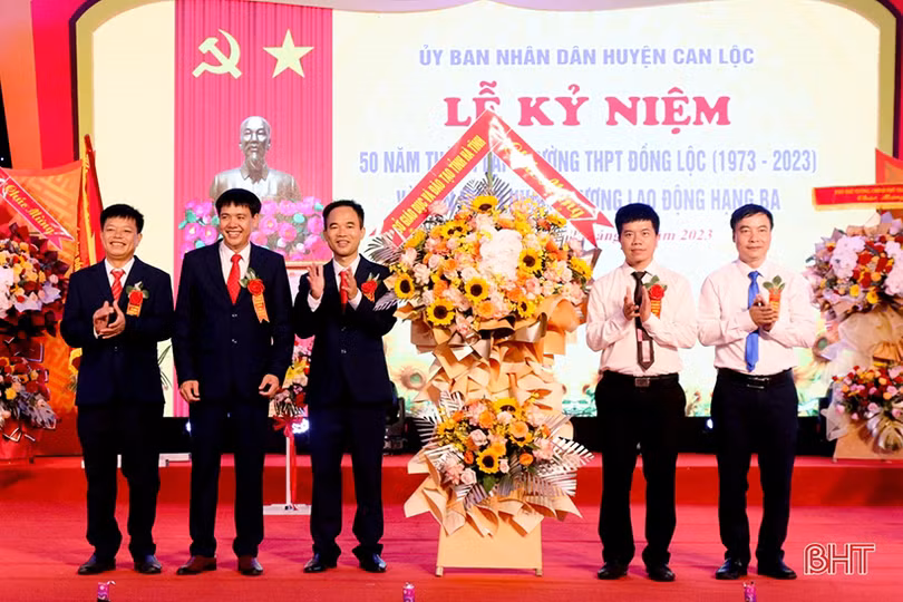 Trường THPT Đồng Lộc đón nhận Huân chương Lao động hạng Ba