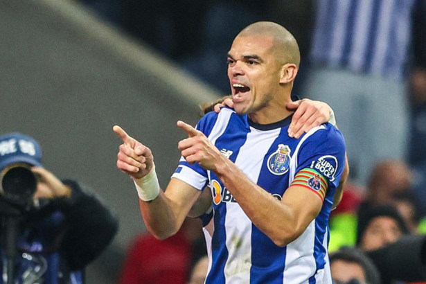 Pepe phá kỷ lục Champions League