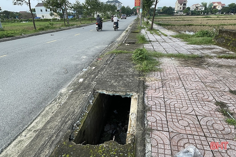Nguy hiểm rình rập trên tuyến đường mất nhiều nắp mương thoát nước
