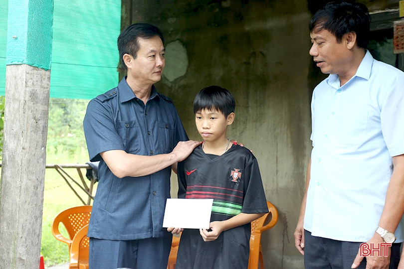 Lãnh đạo tỉnh thăm hỏi gia đình nạn nhân tai nạn giao thông
