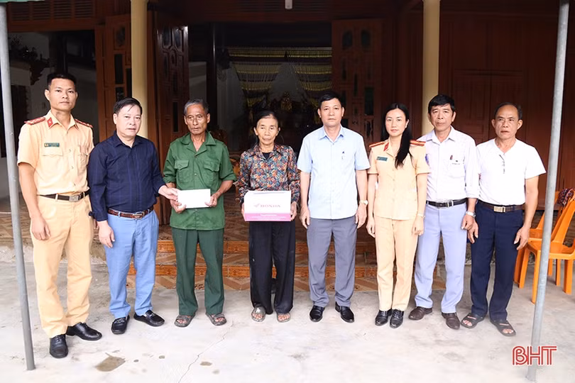 Thăm hỏi các gia đình nạn nhân tai nạn giao thông