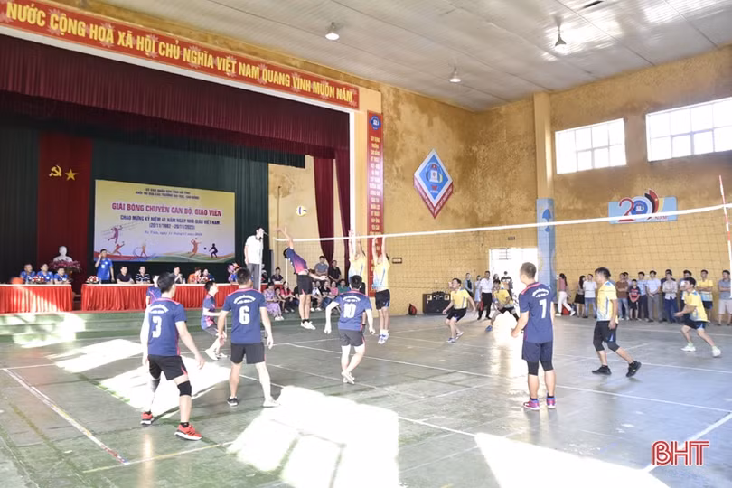 9 đội tranh tài bóng chuyền Khối thi đua các trường đại học, cao đẳng