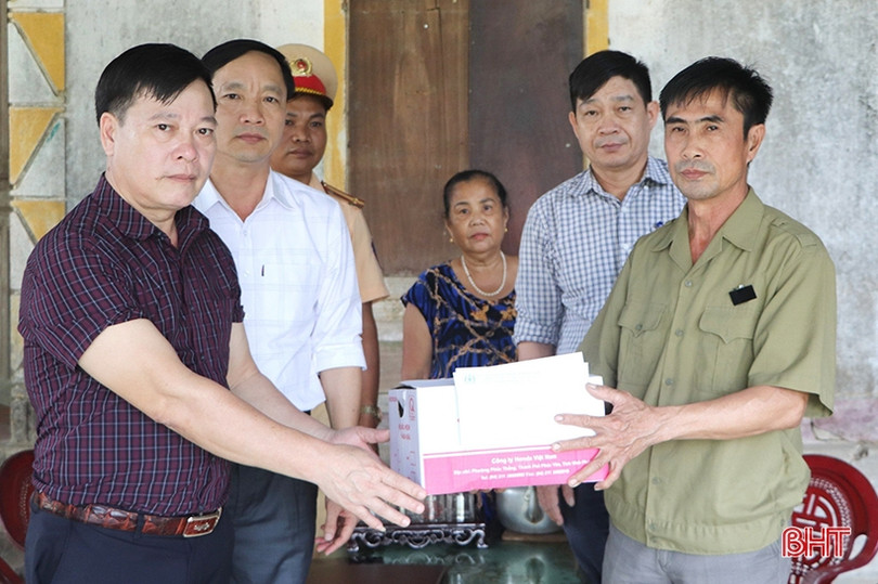 Lãnh đạo tỉnh thăm hỏi gia đình nạn nhân tai nạn giao thông